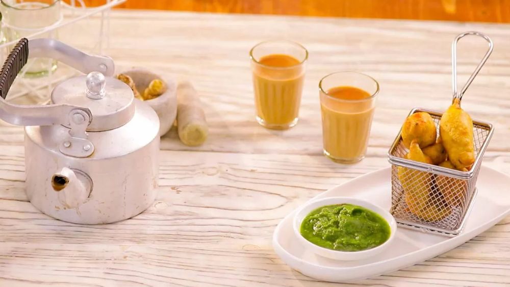 Mirchi Wada with Chai